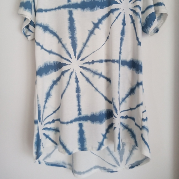 LuLaRoe Classic T - Picture 1 of 2